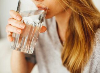 ¿Cuántos vasos de agua al día necesitas para aliviar el estreñimiento sin laxantes?