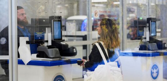 TSA implementa nueva tecnología que elimina la necesidad de sacar líquidos y laptops en aeropuertos de EE.UU.