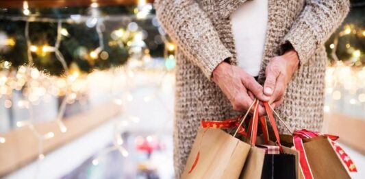 Gasto navideño en EU caerá 5 % en 2025, según PwC compras de navidad en eu 2025