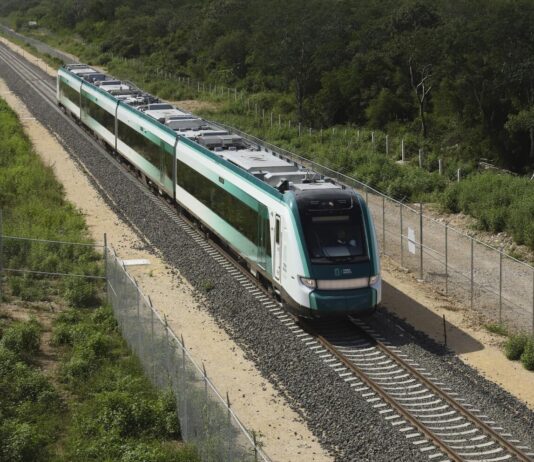 Tren Maya enfrenta retrasos y cancelaciones en Izamal tras descarrilamiento. Un mes después, persisten los problemas
