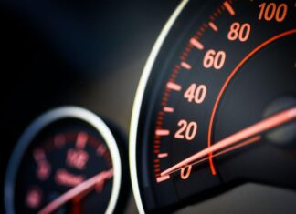 Desde 2027, los autos más seguros limitarán tu velocidad automáticamente