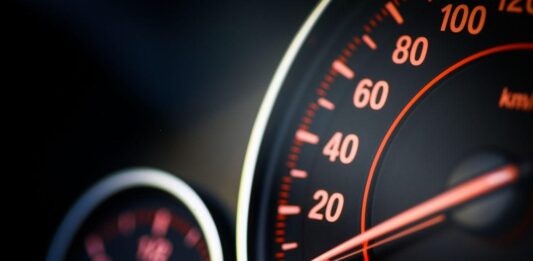 Desde 2027, los autos más seguros limitarán tu velocidad automáticamente