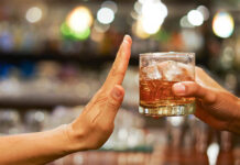 Beber alcohol puede aumentar la presión arterial, advierte un nuevo estudio