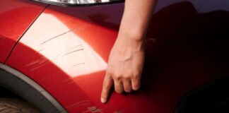 Barniz de uñas para autos: el truco casero que salva la pintura de pequeños rayones