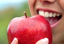 Comer una manzana antes de dormir: el hábito sencillo que mejora el sueño, la digestión y la salud según la ciencia