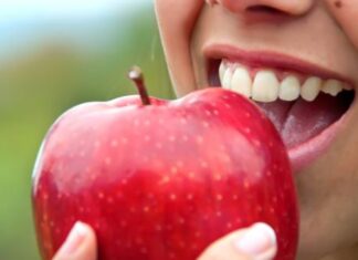 Comer una manzana antes de dormir: el hábito sencillo que mejora el sueño, la digestión y la salud según la ciencia