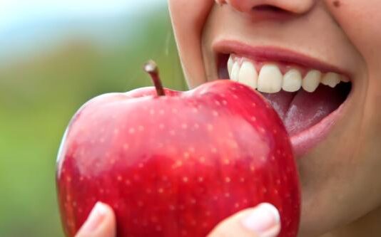 Comer una manzana antes de dormir: el hábito sencillo que mejora el sueño, la digestión y la salud según la ciencia