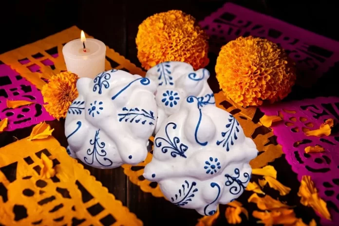Croque Voyage rinde homenaje al arte popular con su Pan de Muerto Talavera en CDMX