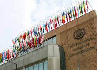 OMI define en Londres el futuro del transporte marítimo y la transición energética en América Latina Edificio IMO con banderas