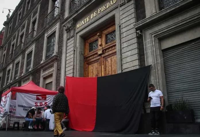 Estalla huelga en Nacional Monte de Piedad