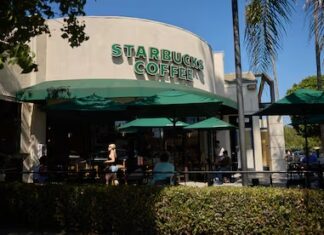 Starbucks enfrenta despidos y cierres de cafeterías