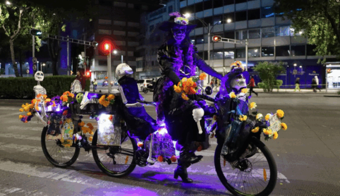 Paseo Nocturno de Día de Muertos en CDMX