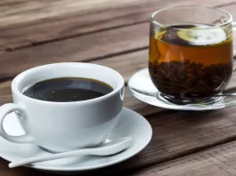 Beber siete u ocho vasos al día de agua, café o té puede sumar años de vida y bienestar, según la ciencia