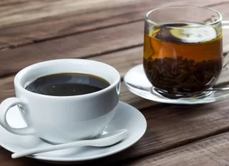 Beber siete u ocho vasos al día de agua, café o té puede sumar años de vida y bienestar, según la ciencia