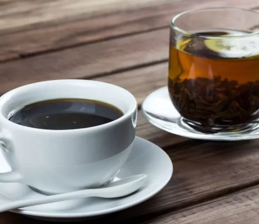 Beber siete u ocho vasos al día de agua, café o té puede sumar años de vida y bienestar, según la ciencia