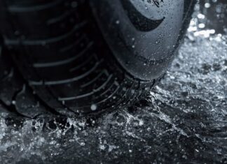 Aquaplaning: qué es y cómo evitarlo al manejar con lluvia, según los expertos