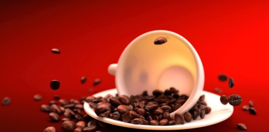 Tomar café después de comer podría aumentar el riesgo de problemas cardíacos, advierte un especialista