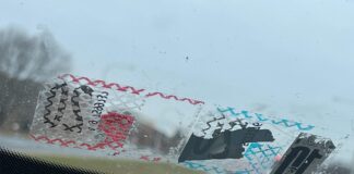 Cómo quitar calcomanías del vidrio del coche sin dañarlo: trucos, errores y métodos seguros