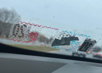 Cómo quitar calcomanías del vidrio del coche sin dañarlo: trucos, errores y métodos seguros