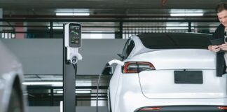 Los autos eléctricos evolucionan tan rápido que podrían volverse incompatibles con los nuevos cargadores, advierte la industria