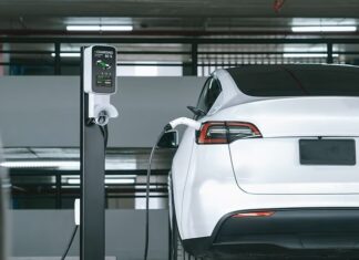 Los autos eléctricos evolucionan tan rápido que podrían volverse incompatibles con los nuevos cargadores, advierte la industria