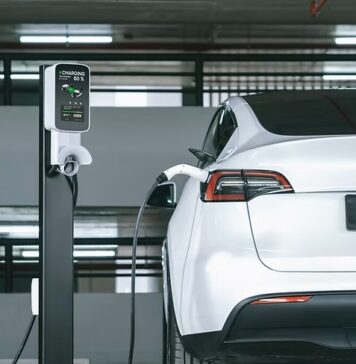 Los autos eléctricos evolucionan tan rápido que podrían volverse incompatibles con los nuevos cargadores, advierte la industria