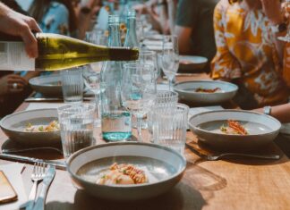 Cenar temprano podría ayudarte a vivir más años, según la ciencia