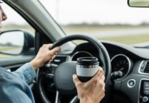 Café al volante: los riesgos reales del exceso de cafeína al manejar, según expertos