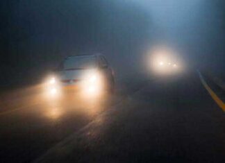 Conducir con niebla: los errores más comunes y cómo evitarlos, según los expertos