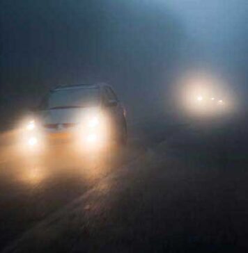 Conducir con niebla: los errores más comunes y cómo evitarlos, según los expertos
