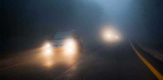 Conducir con niebla: los errores más comunes y cómo evitarlos, según los expertos