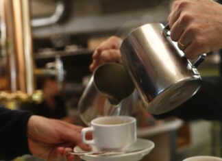 ¿Por qué con la edad toleramos menos la cafeína? Lo que sucede a partir de los 40