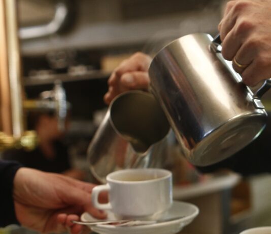 ¿Por qué con la edad toleramos menos la cafeína? Lo que sucede a partir de los 40