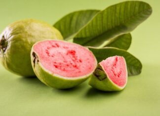 Por esta razón deberías comer guayaba con frecuencia, según los expertos en salud