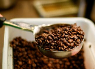 Estados Unidos prepara una medida sustancial para bajar los precios del café y las bananas como parte del combate a la inflación