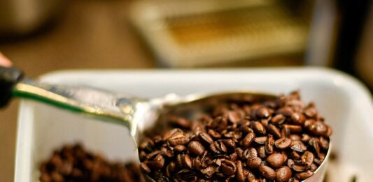 Estados Unidos prepara una medida sustancial para bajar los precios del café y las bananas como parte del combate a la inflación