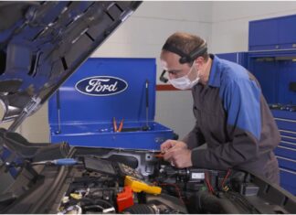 Ford busca mecánicos “desesperadamente”: ofrece hasta 180 mil pesos mensuales por falta de talento especializado