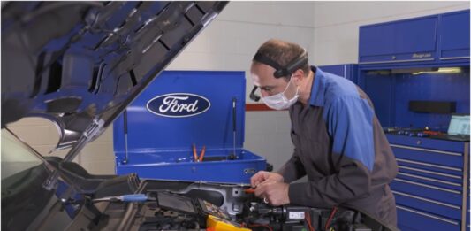 Ford busca mecánicos “desesperadamente”: ofrece hasta 180 mil pesos mensuales por falta de talento especializado