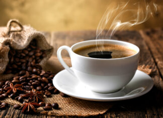 Qué hacer antes de tu primera taza de café para tener más energía, según la ciencia