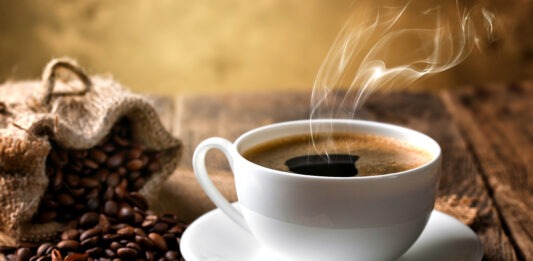 Qué hacer antes de tu primera taza de café para tener más energía, según la ciencia