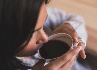 ¿Por qué con la edad toleramos menos la cafeína? Lo que sucede a partir de los 40