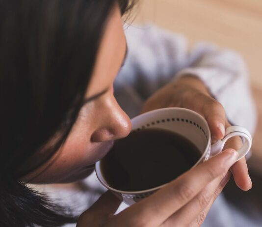 ¿Por qué con la edad toleramos menos la cafeína? Lo que sucede a partir de los 40