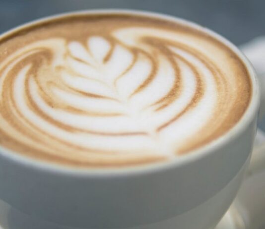 Cómo hacer una figura de gato en arte latte para personalizar tu cappuccino