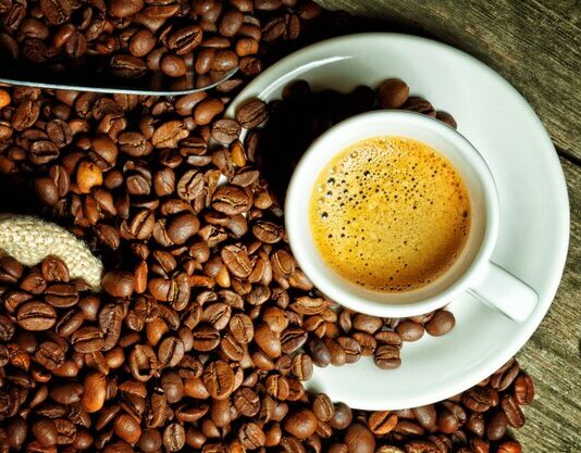Un nuevo beneficio del café: cuántas tazas podrían reducir el riesgo de fragilidad en mayores de 55 años, según la ciencia