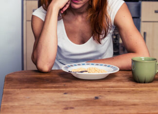 Comer solo podría acortar la vida: el estudio que alerta sobre salud física y emocional