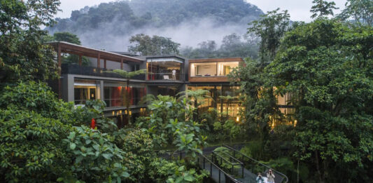 ¿Debe el turismo de lujo pagar por su huella ambiental? La propuesta de impuestos verdes en México