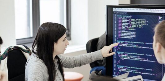 El futuro de las mujeres en alta tecnología: 4 claves para cerrar brechas y liderar la innovación