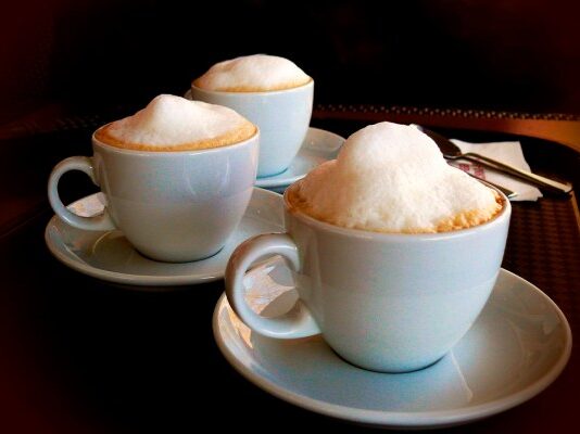 Cómo hacer espuma de leche perfecta para tu café en casa: secretos de barista revelados