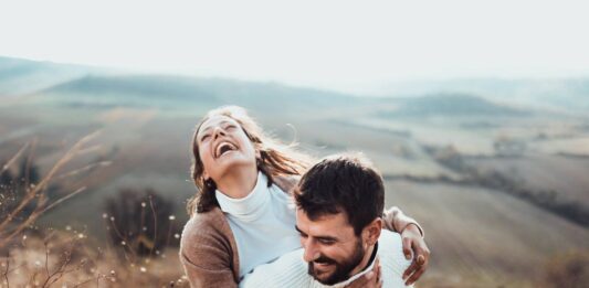 Fortalece tu relación: los sorprendentes beneficios de compartir emociones positivas en pareja según la psicología