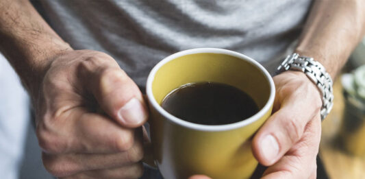 Beber café podría ser bueno para el corazón si tienes un trabajo sedentario
